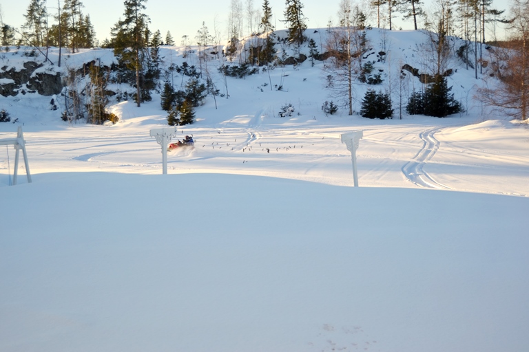 Bilden är från 20 feb, men vi har nästan lika mycket snö kvar nu. Det här blir vår utsikt från altanen förresten, inte helt fel. :) Men än så länge har vi ju bara en dörr...