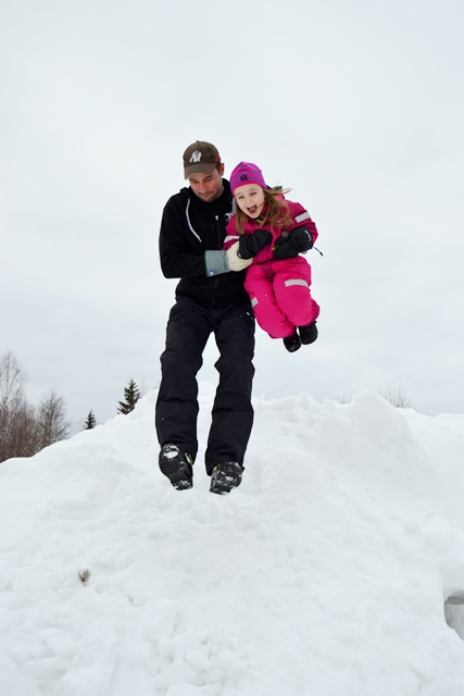 Wiiiieeee! Jocke och Bettya hoppar från vår högsta snöhög